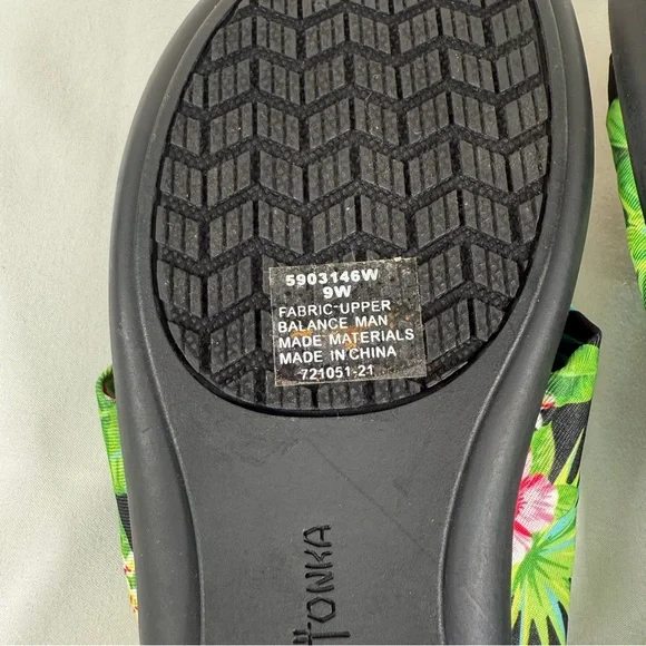 -ON HOLD- NEW Minnetonka Sarong Tropical Floral Summer Slide Sandals Size 9 WIDE - Picture 12 of 12